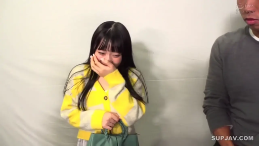 室内 · 羞涩 · 中景 · 站姿 · 手提包 · 采访 · 遮嘴 · 黄白条纹毛衣