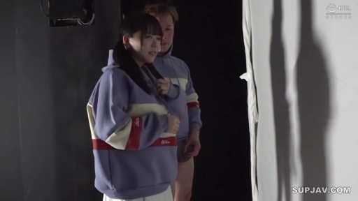 交谈 · 站立 · 中景 · 微笑 · 摄影棚 · 紫色连帽衫 · 片场花絮