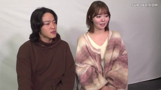 交谈 · 中景 · 自然 · 并排坐 · 摄影棚 · 休闲服 · 访谈环节