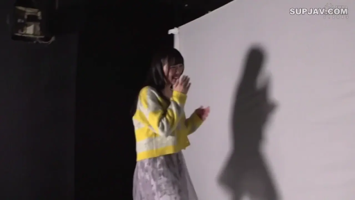 中景 · 站姿 · 大笑 · 开心 · 影棚 · 背景布 · 毛衣与长裙 · 影子