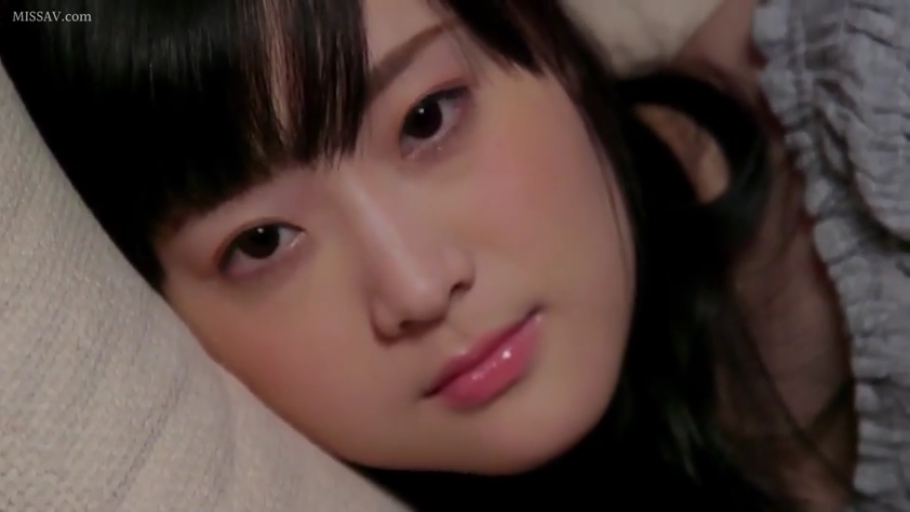 室内 · 脸部特写 · 平静 · 枕头 · 注视 · 躺姿 · 居家服 · 黑发