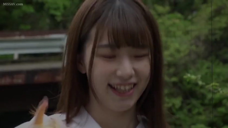 Close-up of the face · White top · Outdoor · 正面