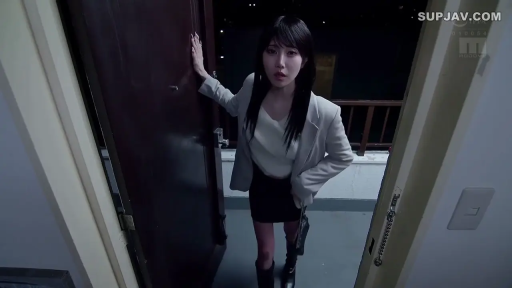 站立 · 中景 · ビジネススーツ · ハンドバッグ · 惊讶 · 门口 · 夜晚 · 进屋