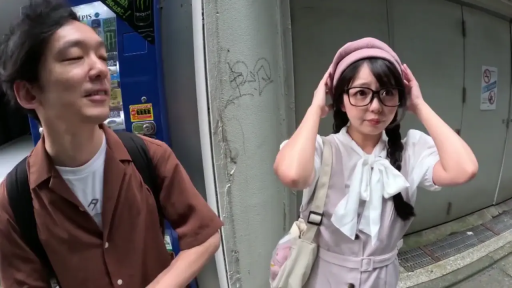 交谈 · 脸部 · 站姿 · 微笑 · 室外 · 日常服 · 自动贩卖机 · 街摄