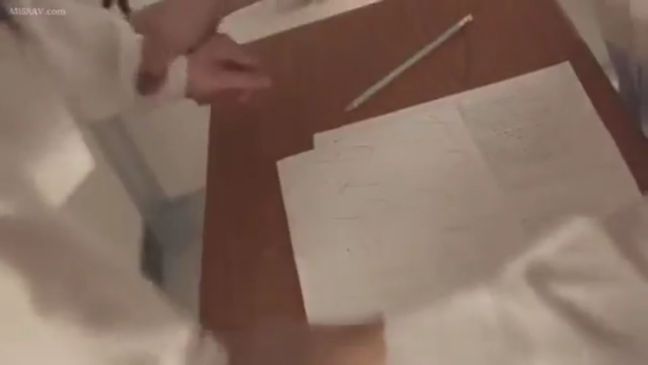 坐姿 · 白大褂 · 纸张 · 手部 · 诊室 · 握手 · 医疗主题