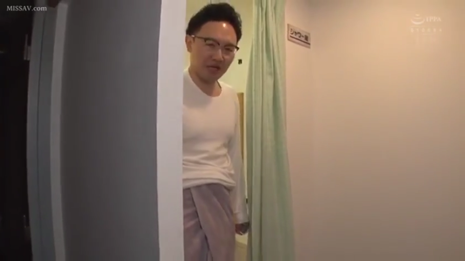 Stand · Medium shot · Peeping · 白色长袖上衣 · 淋浴室