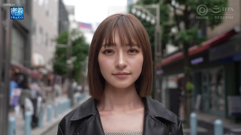 脸部特写 · 站立 · 微笑 · 面对镜头 · 街道 · 短发 · 黑色皮夹克