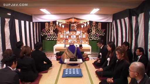 跪坐 · 全景 · 多人 · 黑色丧服 · 灵堂 · 肃穆 · 祭拜 · 祭坛