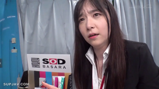 坐姿 · 面部特写 · 困惑 · 办公室内 · 职业装 · 注视 · 长发 · 展示牌