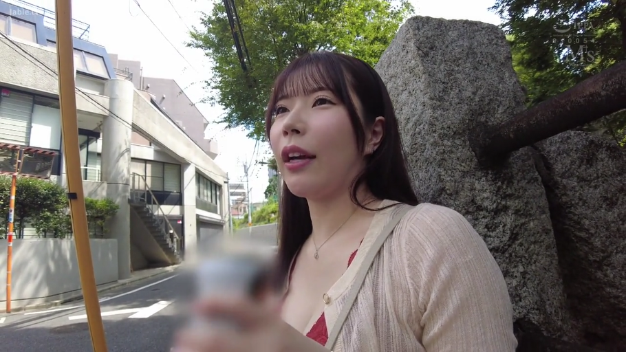 忧郁 · 办公室 · 站立 · 否 · 文件夹 · 职场 · 粉色无袖衫 · 拿文件