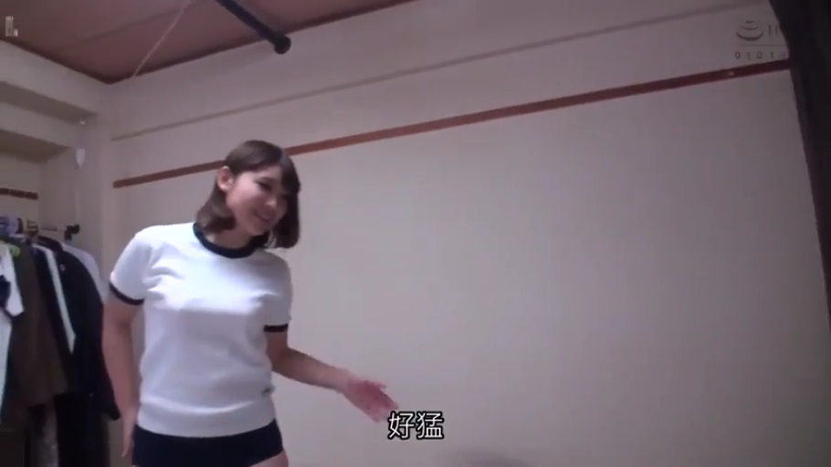 全身 · 卧室 · 站立 · 摆拍 · 微笑 · 布鲁马 · 衣架 · 制服控