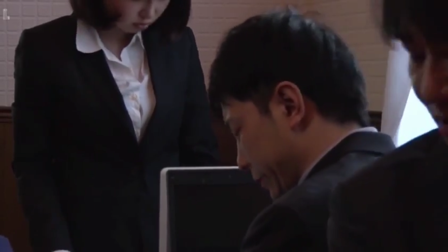 严肃 · 办公室 · 站立 · 电脑 · 职业装 · OL · 办公