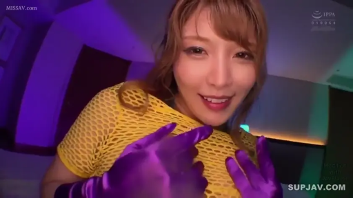 室内 · 身をかがめる · 顔部のクローズアップ · 微笑 · カメラに向かって · 黄色网格上衣