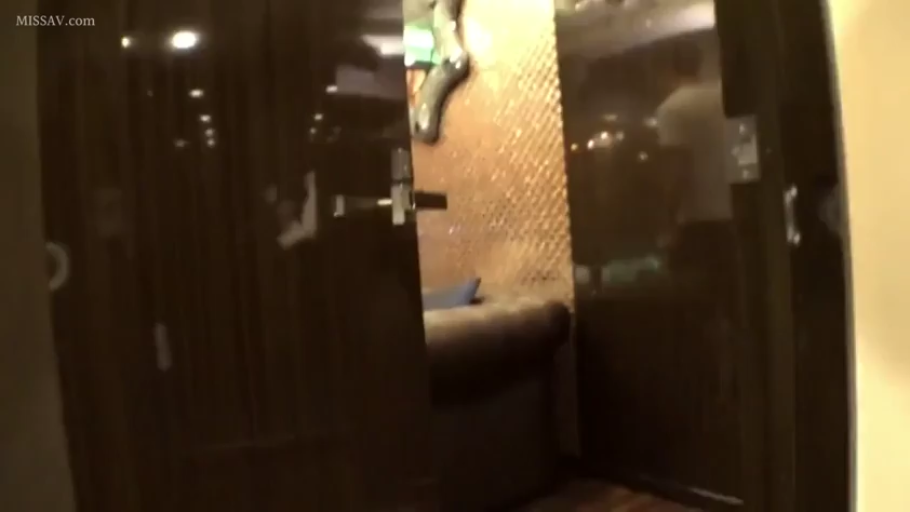 室内 · 站立 · 沙发 · 远景 · T恤 · 镜像