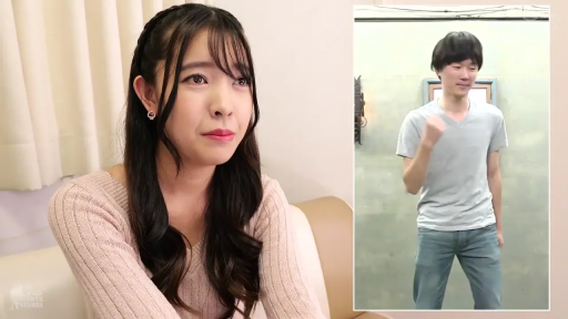 室内 · 坐姿 · 面部 · 剧情 · 访谈 · 悲伤 · 粉色毛衣 · 画中画