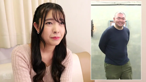 坐姿 · 沙发 · 半身特写 · 室内房间 · 粉色针织衫 · 羞涩微笑 · 画中画 · 访谈交流