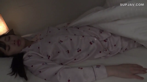 中景 · 台灯 · 仰卧 · 昏暗灯光 · 卧室床铺 · 睡眠 · 安详 · 粉色樱桃睡衣