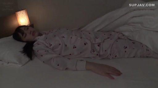 全身 · 卧室 · 闭眼 · 台灯 · 平躺 · 睡眠 · Supjav水印 · 樱桃图案睡衣