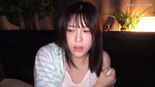 坐姿 · 脸部 · 卧室 · 台灯 · 清纯 · 发呆 · 少女 · 条纹睡衣