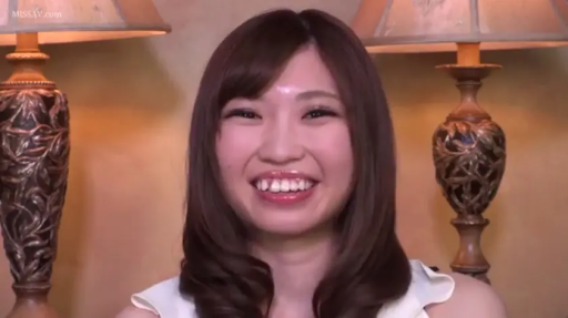 室内 · 单人 · 微笑 · 台灯 · 白色上衣 · 近景 · 正面 · 开心