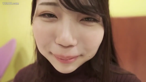 室内 · 脸部 · 微笑 · 对视 · 毛衣 · POV · 正面