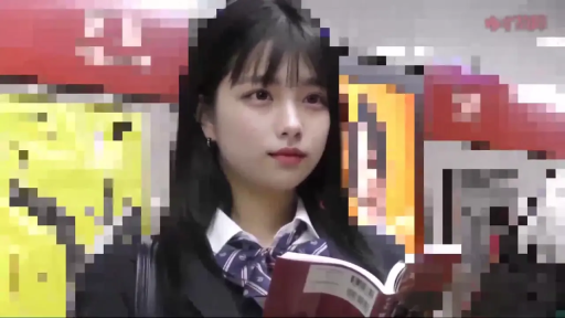 校服 · 站立 · 书籍 · 上半身 · 平淡 · 看书 · 书店 · 背景遮挡