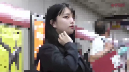 站立 · 平静 · 注视 · 西装外套 · 侧脸特写 · 车站 · 背景像素化