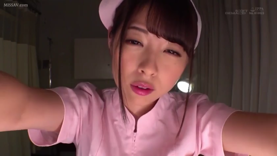 室内 · 坐姿 · 面部 · 微笑 · 黑色背景 · 碎花裙 · 倾听