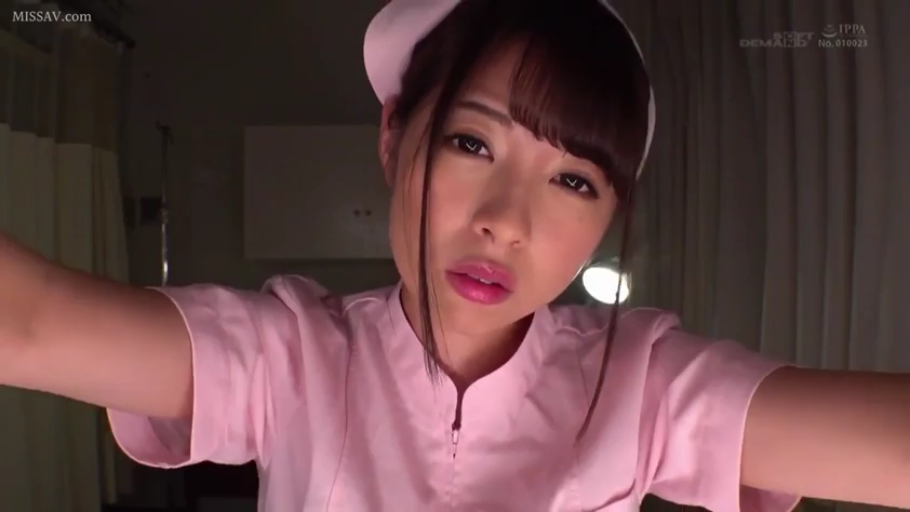 坐姿 · 教室 · 课桌椅 · 静态 · 低角度特写 · 裙底视角 · 制服短裙