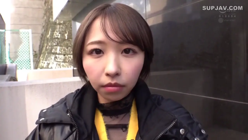 面部特写 · 户外 · 正面站立 · 黑色羽绒服