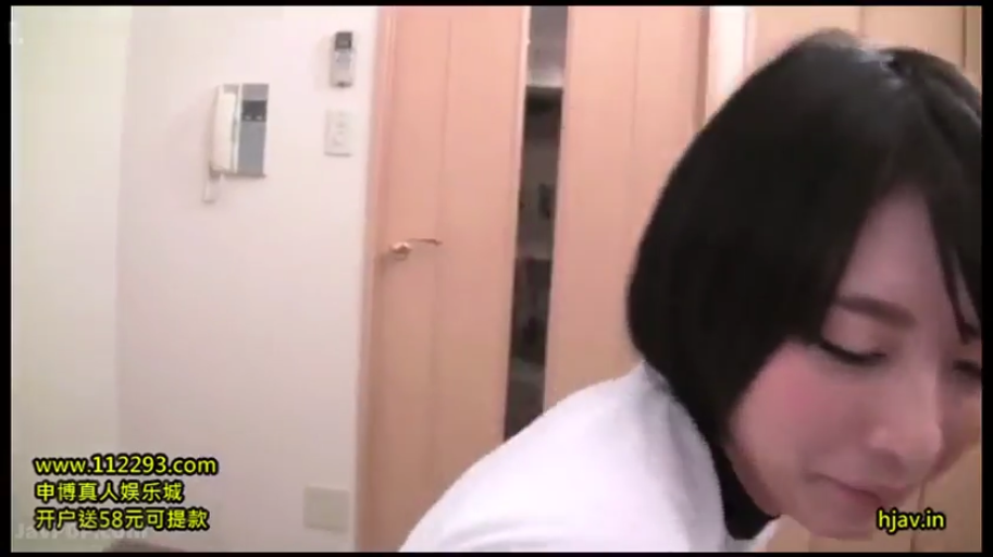 室内 · 俯身 · 微笑 · 面部特写 · 白色上衣 · 注视 · 短发