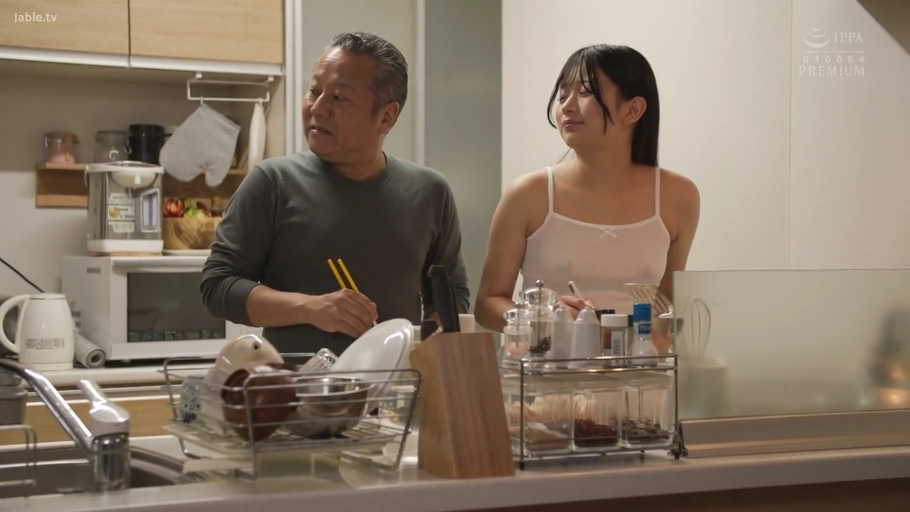 站立 · 中景 · 微笑 · 交流 · 厨房 · 白色吊带 · 厨具 · 真空