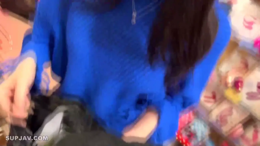 室内 · 胸部 · 蓝色毛衣