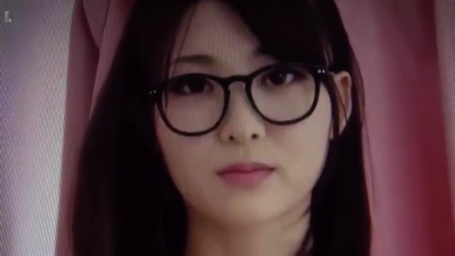 Indoor · Glasses · Close-up of the face · 平静 · Gaze · Everyday clothes · 正面