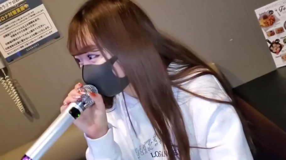 坐姿 · 长发 · 麦克风 · 侧脸特写 · 戴口罩 · KTV · 白色卫衣 · 持麦克风