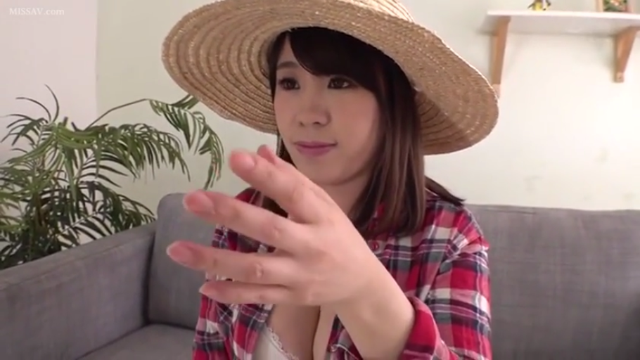 格子衬衫 · 室内 · 坐姿 · 胸部