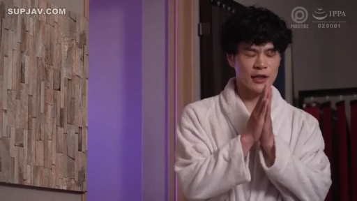 Indoor · Close your eyes · Half-body · 祈求 · 浴袍 · 双手合十 · 男演员