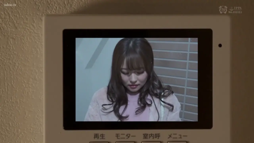 忧郁 · 站立 · 面部特写 · 米色外套 · 等待 · 门外 · 对讲机屏幕