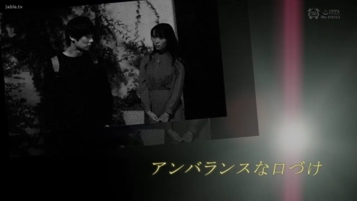 严肃 · 站立 · 中景 · 对视 · 户外 · 连衣裙 · 背包 · 黑白