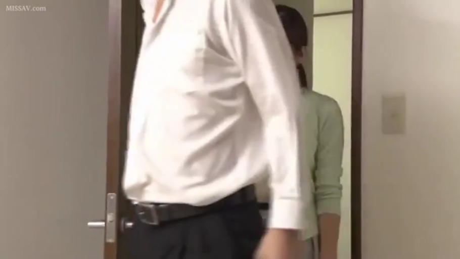 室內 · 站立 · 白襯衫