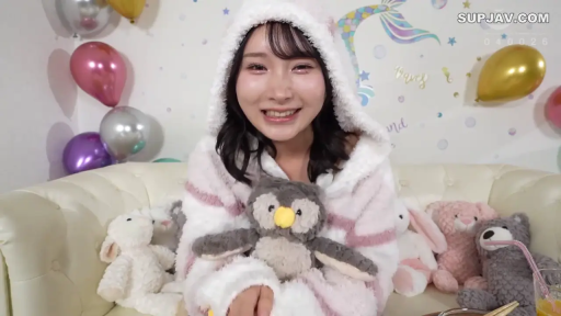 Indoor · Sitting Posture · Smile · Facing the camera · Half-body · 毛绒玩具 · 连帽睡衣