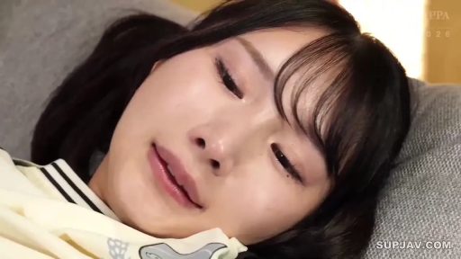 室内 · 顔部のクローズアップ · 迷離 · 凝視 · 长发 · 仰向け姿勢 · 休闲上衣