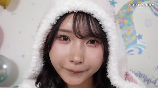 室内 · 座り姿勢 · 顔 · 诱惑 · 舔舐 · フード付きパジャマ · 赤い棒状物