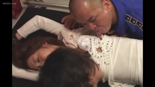 室内 · 枕头 · 面部特写 · 白色上衣 · 多人 · 痛苦 · 卧姿 · 舔胸