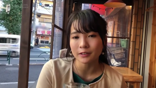 坐姿 · 平静 · 对话 · 近景 · 餐厅 · 米色针织衫 · 生活 · 玻璃杯