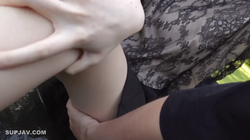 户外 · 自然光 · 抬腿 · 腿部特写 · 揉捏 · 未露脸 · 黑色蕾丝上衣