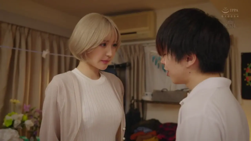 会話 · 半身特写 · 居家 · 立ち対峙 · エアコン · 冷淡 · 白色紧身衣 · 金髪ショートヘア