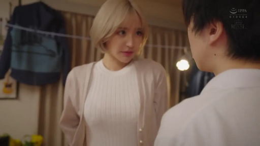 室内 · 半身 · 对视 · 针织衫 · 认真 · 金发 · 面对面