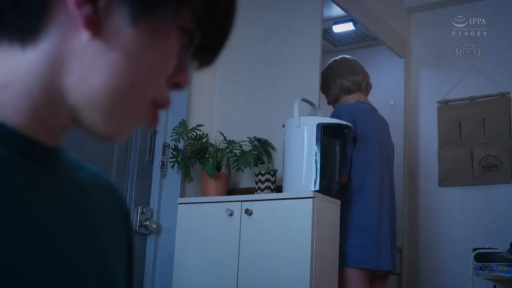 室内 · 全身 · 平静 · 家具 · 观望 · 立ち回首 · 宽松T恤 · 下衣失踪