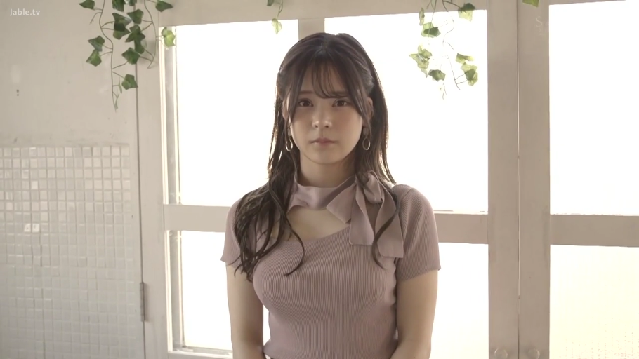 室内 · 忧郁 · 站立 · 巨乳 · 半身特写 · 看向镜头 · 紫色针织衫 · 耳饰